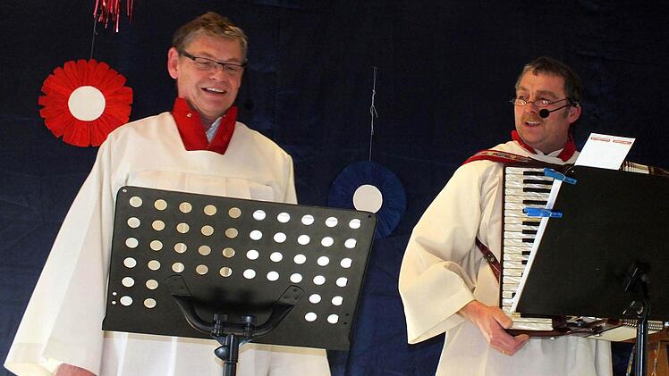 Bernhard Krines (links) und Dieter Dürnhöfer nahmen als Ministranten vor allem das Dorf- und Sander Kirchengeschehen aufs Korn.