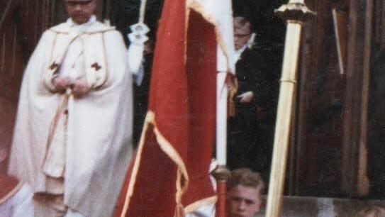 Wer ist denn hier der Ministrant? Ja, es ist Thomas Gottschalk (vorne,Mitte), der 1962 bei der Erstkommunion in der Stadtpfarrkirche zu Unserer Lieben Frau in Kulmbach das Kreuz trägt. Gut katholisch erzogen, ist er bis heute ein gläubiger Christ. Auf dem Ministrantenbild ist zusammen mit Udo Bittermann (links), Hugo Marquardt (rechts) und Walter Kirchbach (dahinter) zu sehen. Hinten Geistlicher Rat Johannes Krauser. Foto: privat