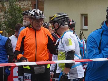 Noch ein Pläuschen vor dem Start: Manfred Weiler (orangenes Trikot) unterhält sich mit einem Skater-Kollegen.  Fotos: Carmen Schwind