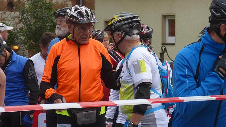 Noch ein Pläuschen vor dem Start: Manfred Weiler (orangenes Trikot) unterhält sich mit einem Skater-Kollegen.  Fotos: Carmen Schwind