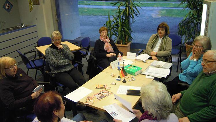 Jeder Teilnehmer spricht einmal, um in Übung zu bleiben. Foto: Julia Raab