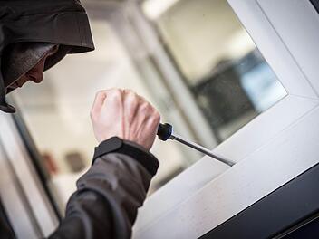 Im Ansbacher Ortsteil Neuses wurde in der Nacht in zwei Firmen eingebrochen. Die Täter verursachten einen hohen Sachschaden. Symbolbild: Frank Rumpenhorst/dpa