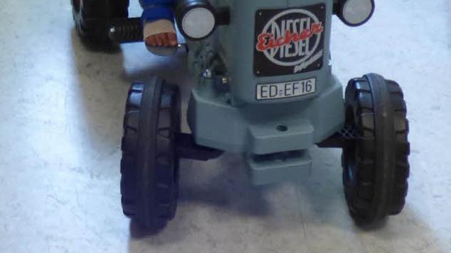 Eine 50-J&auml;hrige hat am Mittwoch ihre Nachbarin mit einem Kindertraktor angefahren und verletzt, w&auml;hrend diese im Planschbecken mit ihren Kindern sa&szlig;.  Symbolbild: Archiv