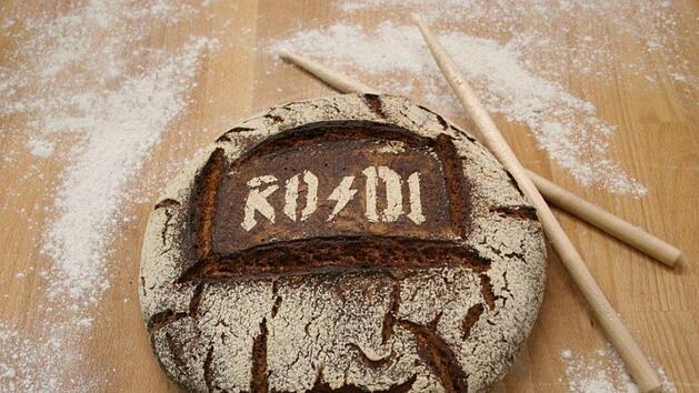 Ein unterfr&auml;nkischer B&auml;cker macht Brot aus Chips, Bratwurst und Bier auf dem Metal-Festival Wacken. Doch das Rezept f&uuml;rs Metal-Brot ist nicht das einzig Kuriose an der B&auml;ckerei aus Unterfranken. Foto: Screenshot/B&auml;ckerei Schmitt
