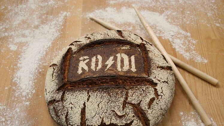 Ein unterfr&auml;nkischer B&auml;cker macht Brot aus Chips, Bratwurst und Bier auf dem Metal-Festival Wacken. Doch das Rezept f&uuml;rs Metal-Brot ist nicht das einzig Kuriose an der B&auml;ckerei aus Unterfranken. Foto: Screenshot/B&auml;ckerei Schmitt