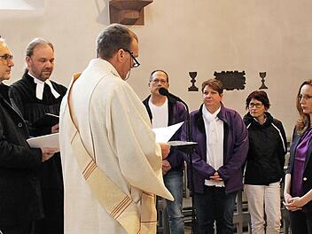 Tanja Ott (rechts) wurde in einem Segensgottesdienst als Leiterin der Diakoniestation Drei-Franken-Eck eingeführt. Im Bild von links: Diakon Wolfgang Streit, Pfarrer Johannes Kestler, Aschbach, und Diakon Hans Scherbaum, Aschbach.  Foto: Evi Seeger