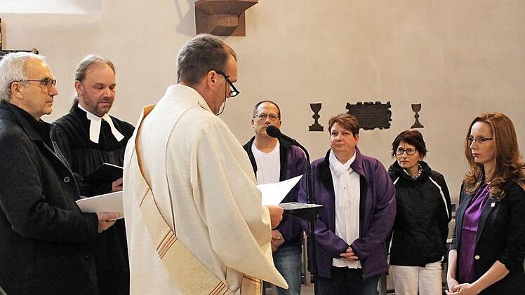 Tanja Ott (rechts) wurde in einem Segensgottesdienst als Leiterin der Diakoniestation Drei-Franken-Eck eingeführt. Im Bild von links: Diakon Wolfgang Streit, Pfarrer Johannes Kestler, Aschbach, und Diakon Hans Scherbaum, Aschbach.  Foto: Evi Seeger