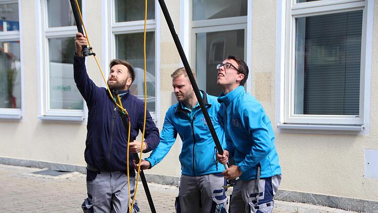 Zwei Mitarbeiter der Firma Kindler Geb&auml;udereinigung erkl&auml;ren Reporter Martin Dunkelmann (links), wie er mit dem Reiniger umgehen muss. Foto: Mirjam Stumpf