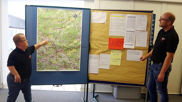 Die beiden Leiter des Krisenstabs des BRK-Kreisverbands, Michael Neubauer (links) und Benjamin Schneider, vor der Lagekarte.Sch&uuml;lein