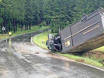 Bei Birnbaum hat ein Paketzusteller seinen Transporter aufs Dach gelegt.