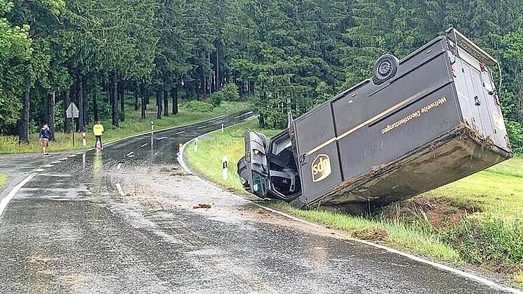 Bei Birnbaum hat ein Paketzusteller seinen Transporter aufs Dach gelegt.