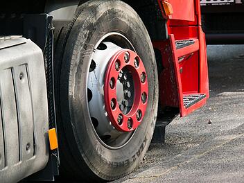 A3 bei Erlangen: Unfall wegen altem Reifen