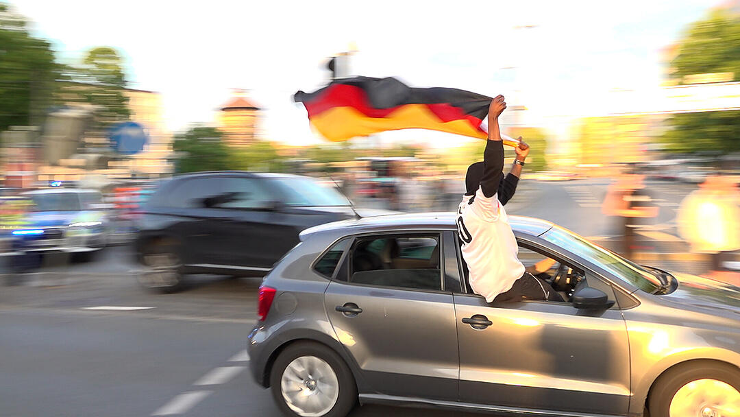 Deutschland steht im Achtelfinale und Nürnberger Fans feiern ausgelassen