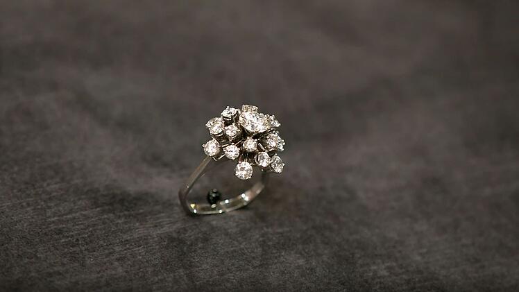 Der Ring mit zwei Karat Diamanten aus den 1970er-Jahren wurde auf 1.400 bis 1.600 Euro gesch&auml;tzt. Doch die 1.200 Euro, die sich der Verk&auml;ufer vorstellte, wollte niemand bezahlen. Also nahm er den Ring wieder mit.