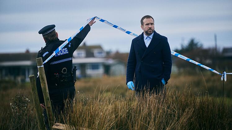 Dass ausgerechnet Detective Eric Bull (Rafe Spall) mit dem Mordfall an dem neunj&auml;hrigen Cefin beauftragt wird, missf&auml;llt nicht nur seiner ehemaligen Chefin Jackie. Der ganze Ort ist ihm gegen&uuml;ber feindselig gestimmt.