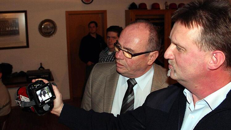Im abgedunkelten Schulungsraum der FFW Stadtschwarzach testen Bürgermeister Lothar Nagel und Kommandant Michael Krieger die nagelneue Wärmebildkamera auf ihre Funktionsfähigkeit.  Foto: Pfannes