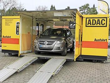 Steffen Schwab testet einen VW auf dem mobilen Prüfstand des ADAC. Die Reifen, die Bremsen und die Stoßdämpfer werden dabei untersucht.