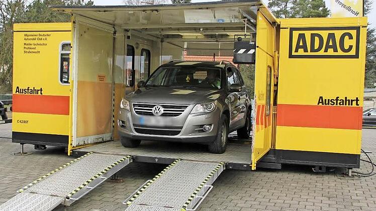 Steffen Schwab testet einen VW auf dem mobilen Prüfstand des ADAC. Die Reifen, die Bremsen und die Stoßdämpfer werden dabei untersucht.