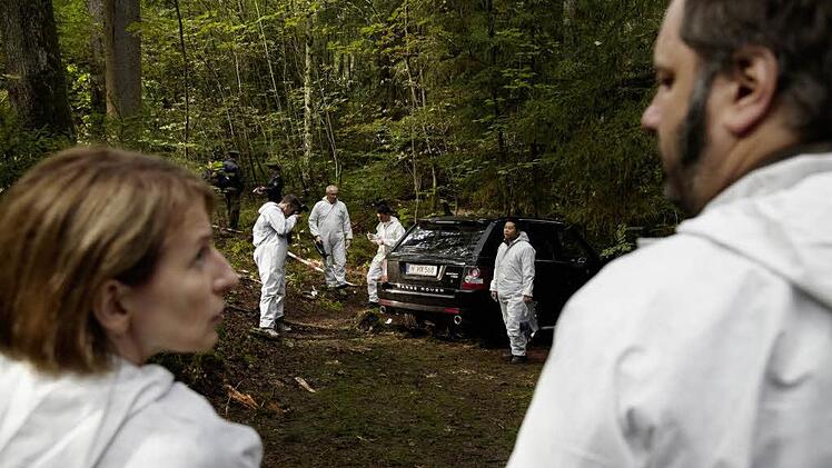 Hauptkommisarin Paula Ringelhahn (Dagmar Manzel) beobachtet mit dem Leiter der Spurensicherung (Matthias Egersdörfer) die Arbeit der Spurensicherung am Fahrzeug des Opfers. Foto: BR/Olaf Tiedje