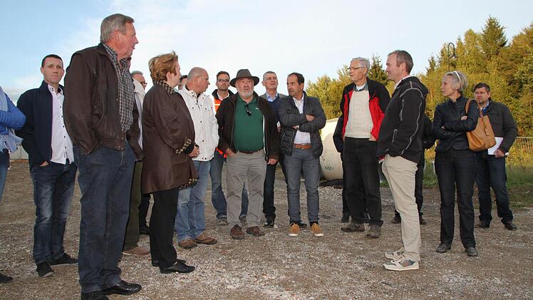 Senior-Chef Josef Enders (Mitte) erläutert den Stadtrat die Pläne des Unternehmens. Foto: Ulrike Müller