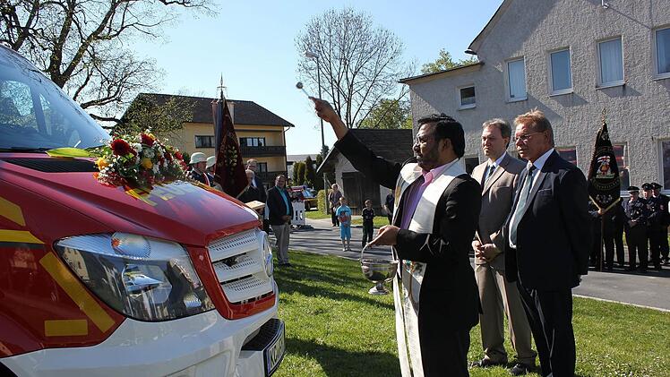 Pfarrer Cyriac Chittukalam bei der Weihe des neuen TSF Foto: Veronika Schadeck