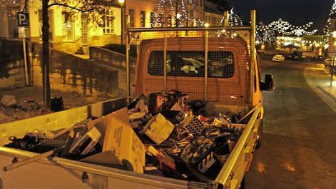 Die Ladefläche des Kleinlasters ist voller Abfall, den die Arbeiter des Bauhofes in der Lichtenfelser Innenstadt beseitigten.