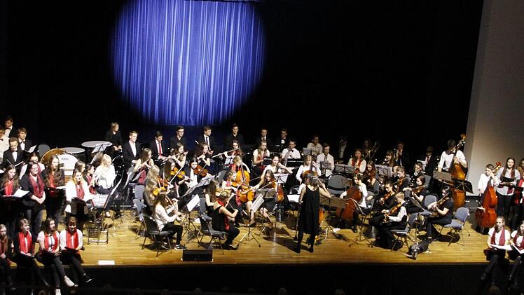 Zum Abschluss des Schulkonzert des MGF gab es eine Suite aus dem Film "Der Herr der Ringe" von Orchester und Chor und als Zugabe "Moonriver." Foto: Klaus Klaschka