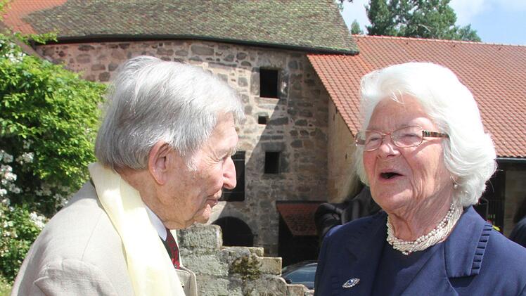 Christiana Freifrau von Lerchenfeld beglückwünschte Baron Karl-Ludwig besonders herzlich. "Ich bin ja acht Jahre jünger", lachte die Gratulantin.  Foto: Sonny Adam