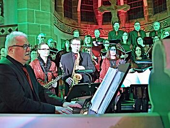 Die Lieder des Chors mit Band unter Leitung von Bernd Schmidt (links) sorgten für Begeisterung bei den zahlreichen Besuchern in der Kirche in Altenstein. Foto: Praising People