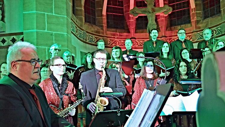 Die Lieder des Chors mit Band unter Leitung von Bernd Schmidt (links) sorgten für Begeisterung bei den zahlreichen Besuchern in der Kirche in Altenstein. Foto: Praising People