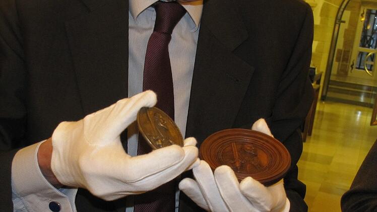 Klaus Weschenfelder zeigt das Reliefmedaillion mit dem Bildnis von Kurfürst Johann Friedrich I., einmal in Metall und dann noch aus Buchsbaumholz. Martin Koch