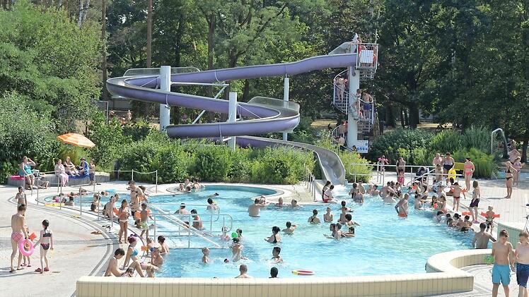So wie hier im Bambados str&ouml;mten seit Saisonbeginn viele Wasserratten in die Bamberger Freib&auml;der.  Foto: Ronald Rinklef