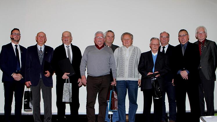 60 Jahre halten sie ihrem "SV-Rapid" die Treue; von links Moderator Timo Zirnsak, Friedrich Zirnsak, Franz Förtsch, Hermann Dietz, Josef Frank, Horst Duda, Erwin Schramm mit BLSV-Vors. Gerald Makowski, 1. Vorsitzenden Helmut Zirnsak und Ehrenvorsitzenden Sigbert Mantel.