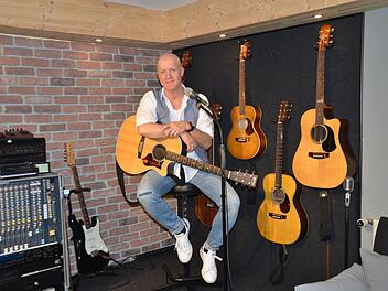 Rudi Hupka in seinem Musikkeller in Herzogenaurach  Foto: Bernhard Panzer