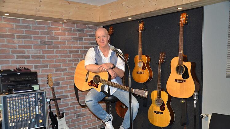 Rudi Hupka in seinem Musikkeller in Herzogenaurach  Foto: Bernhard Panzer