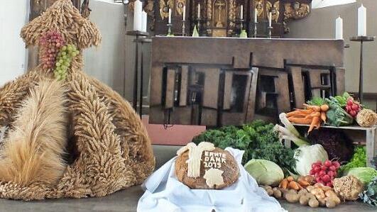 Die Erntekrone besteht aus vier Getreidesorten. Foto: Manfred Welker