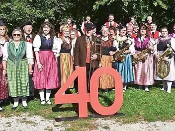 Am Trachtensonntag feierte der Musik- und Trachtverein eine große, rote 40. Foto: Petra Malbrich