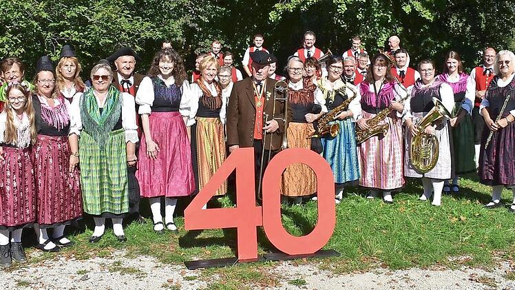 Am Trachtensonntag feierte der Musik- und Trachtverein eine große, rote 40. Foto: Petra Malbrich