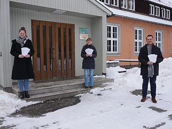 Auch in Zeiten der Corona-Pandemie bietet das Rhöniversum Lehrerfortbildungen an. Das Bild zeigt die pädagogische Fachkraft Katharina Klug (Umweltbildungsstätte),  Andrea Schmitt (Leiterin des Studienhauses am Schullandheim Bauersberg) und den Geschäftsführer der Umweltbildungsstätte, Bernd Fischer. Foto: Marion Eckert