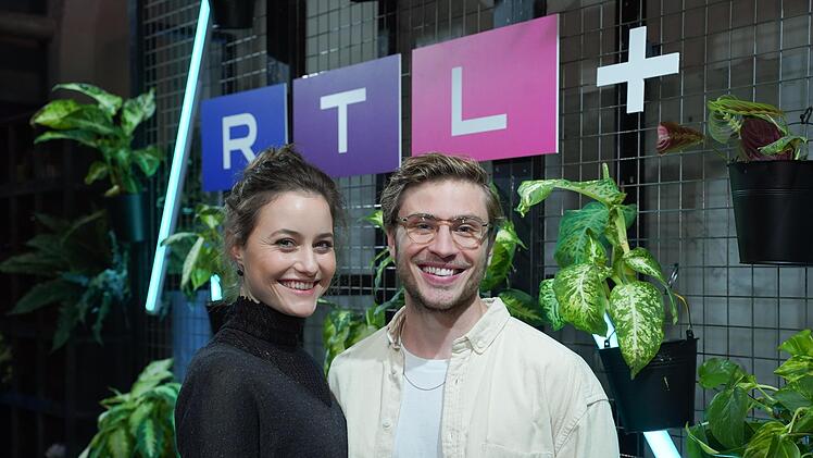 Die Hauptdarsteller Dominique Devenport und Jannik Schümann bei der  Vorstellung der TV-Serie "Sisi" im November vergangenen Jahres. Foto: Jörg Carstensen/dpa/Archiv