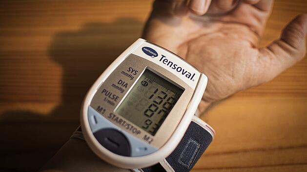 Nachts kann dir ein Messgerät beim Messen des Blutdrucks helfen.