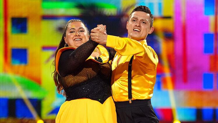 Selfiesandra Safiulov und Zsolt Sándor Cseke gaben bei ihrem Quickstep "Walkin' On Sunshine" von Preluders alles, mussten am Ende aber doch zittern.