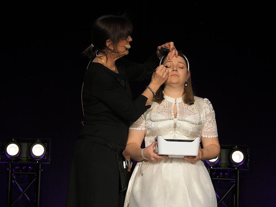 Inkl. Braut- und Festmodenschauen.