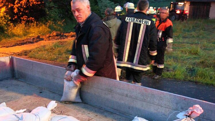 Feuerwehrleute aus Fischbach, Ebern und Höchstädten waren in Fischbach im Einsatz. Foto: Michael Will