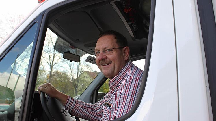 Helmut Schroll ist Leiter des Rettungsdienstes und fährt in seiner Freizeit als Rettungsassistent mit.