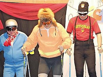 Sieht aus wie ein Langlaufwettbewerb in Sotschi, ist in Wahrheit eine Szene vom Pfarrfasching in Eggolsheim.  Foto: Erlwein