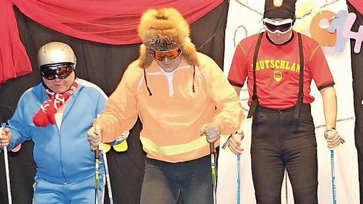Sieht aus wie ein Langlaufwettbewerb in Sotschi, ist in Wahrheit eine Szene vom Pfarrfasching in Eggolsheim.  Foto: Erlwein