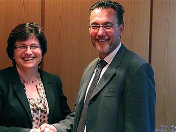 Führungswechsel bei der VG Euerdorf: Thomas Hack, jetzt Zweiter Vorsitzender, gratuliert seiner Nachfolgerin Patricia Schießer, die zur neuen VG-Vorsitzenden gewählt wurde.  Foto: Winfried Ehling