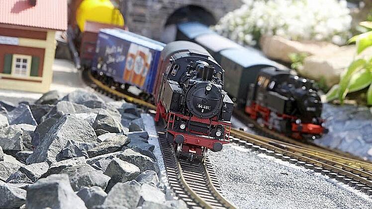 Detailgetreu: Mit viel Liebe hat Wilhelm Ritter seine Modelleisenbahn-Landschaft gestaltet.