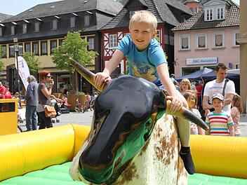 Die Chance bei den Hörnern gepackt: Das spannende Bullriding zählte zu den Höhepunkten des Kindererlebnistages.  Foto: Gerda Völk